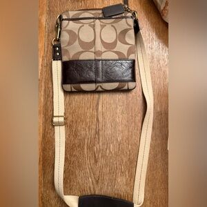🤎 Coach Signature Swingpack Crossbody – Brown Monogram with Stripe